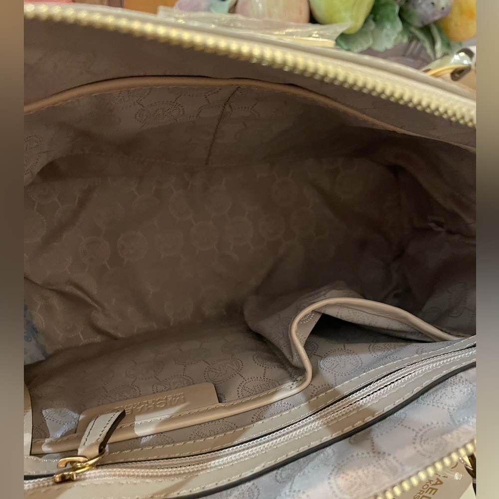 Michael Kors Cindy Pale Gold Large Dome Satchel 2 way Bag/Crossbody - Picture 7 of 9